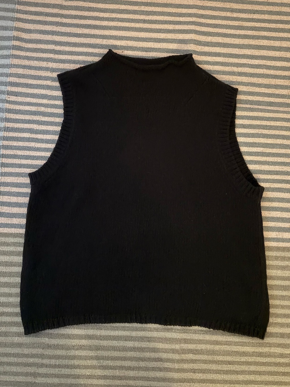 Vintage Woolrich Black Sleeveless Mock-Neck/Roll Neck Knit Vest